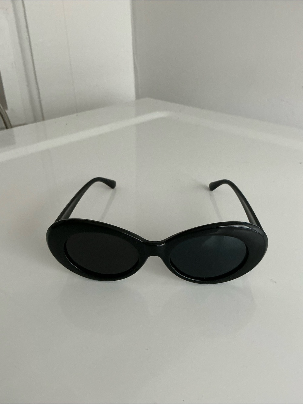 Women's Black Oval Sunglasses - Classic Curved Frame